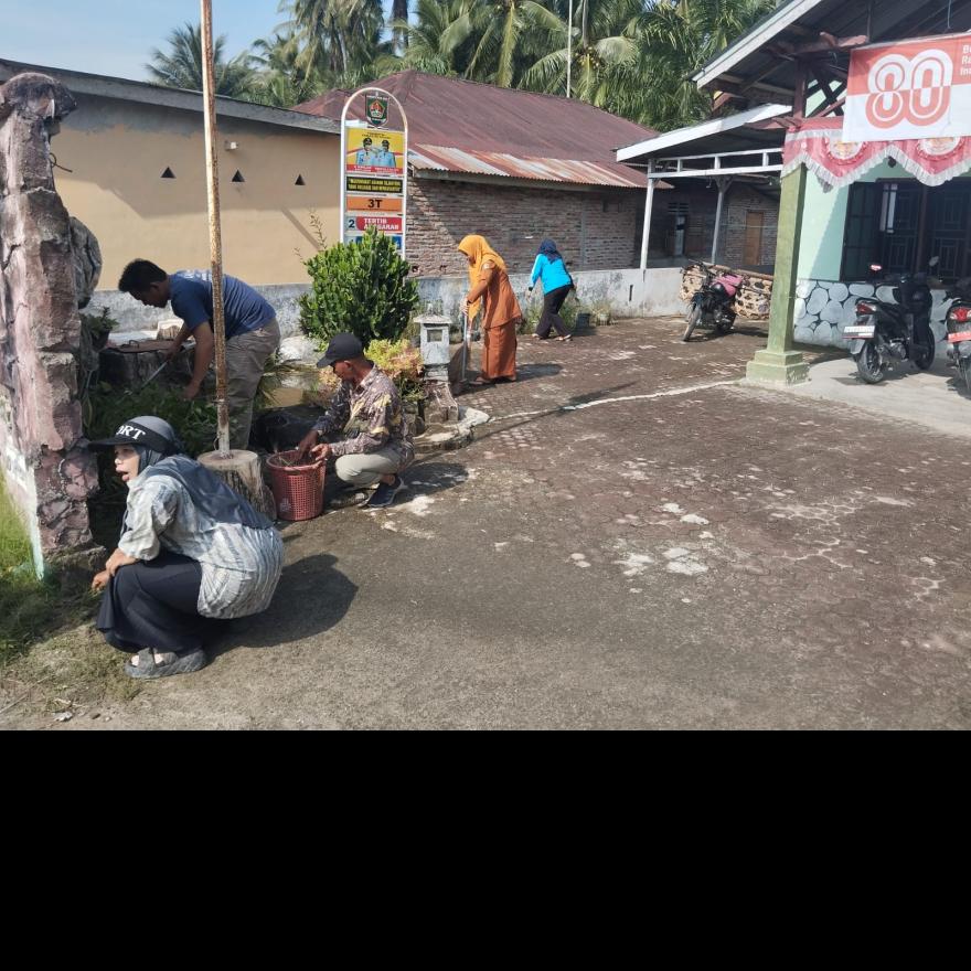 GOTONG ROYONG DALAM RANGKA MENYAMBUT HARI KEMERDEKAAN REPUBLIK INDONESIA